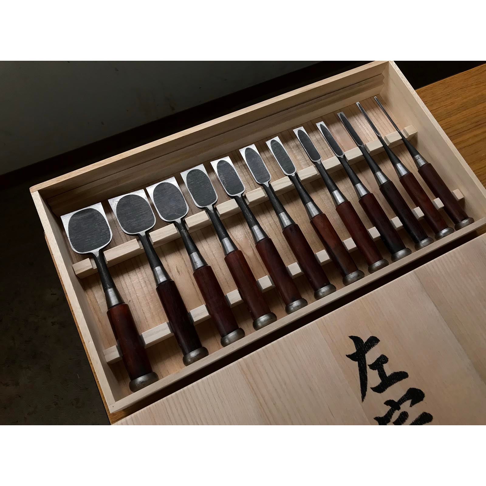 Old stock Hidari-Munekatsu Bench chisels set by Suzuki Shousuke  掘出し物 左宗勝 鈴木章助作 追入組鑿  Orenomi