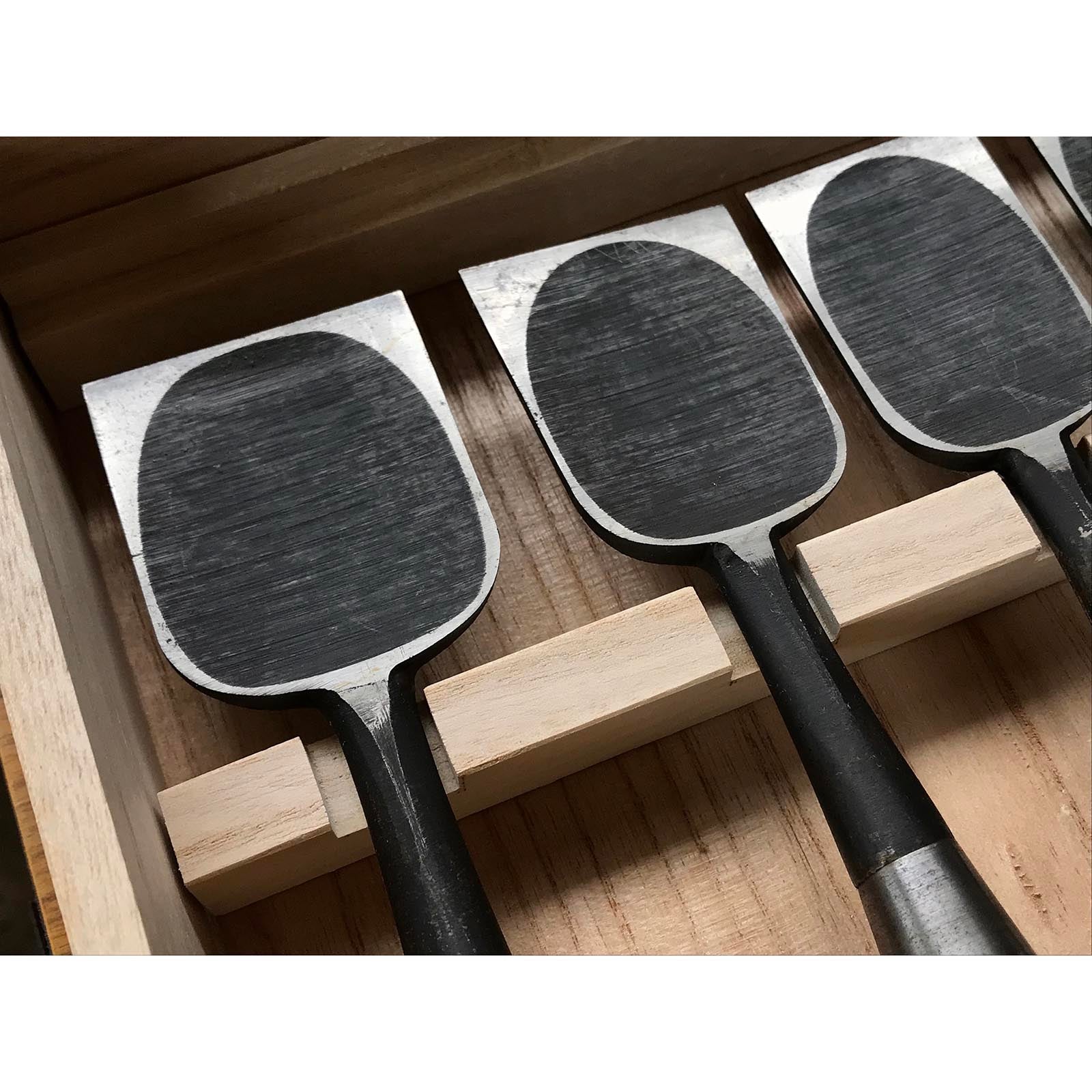 Old stock Hidari-Munekatsu Bench chisels set by Suzuki Shousuke  掘出し物 左宗勝 鈴木章助作 追入組鑿  Orenomi