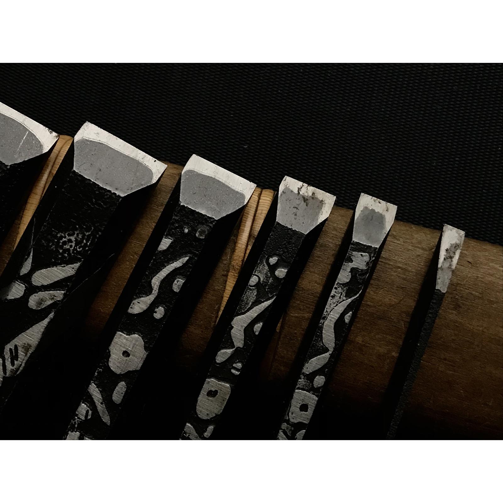 古株 藤近 伝統文様 卓上ノミセット（松、竹、梅） 掘り出し物 藤近 松竹梅 追入10本組鑿 黒檀柄 おいいれのみ