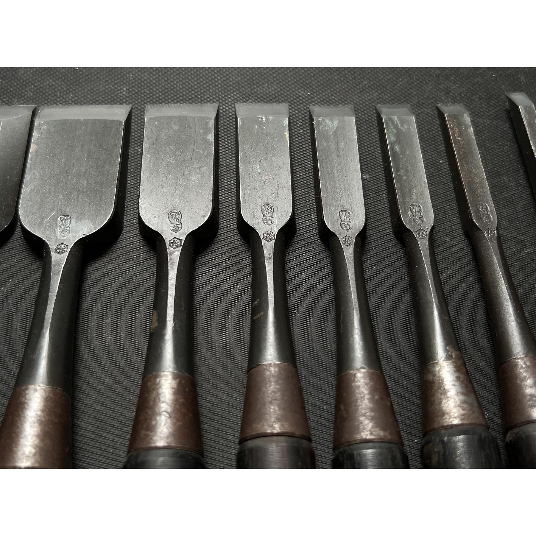 Used Hidari Ichihiro Second Generation Kakuuchi Bench chisels set 中古 月市弘 二代目左市弘山崎勇作 角打追入組鑿  Oirenomi