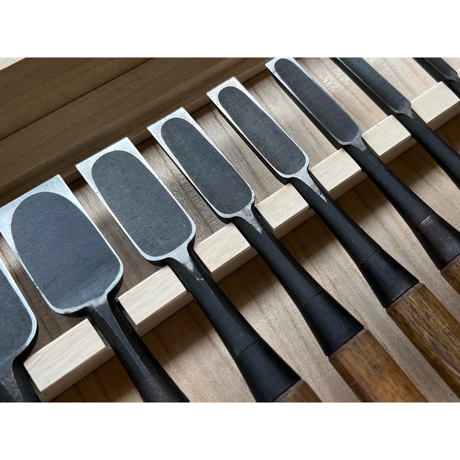 Lightly used Hidari Ichihiro Second Generation＆Kiyotada Kakuuchi Bench chisels set 中古 市弘&清忠 二代目左市弘山崎勇、嶋村幸三郎作 角打追入組鑿  Oirenomi