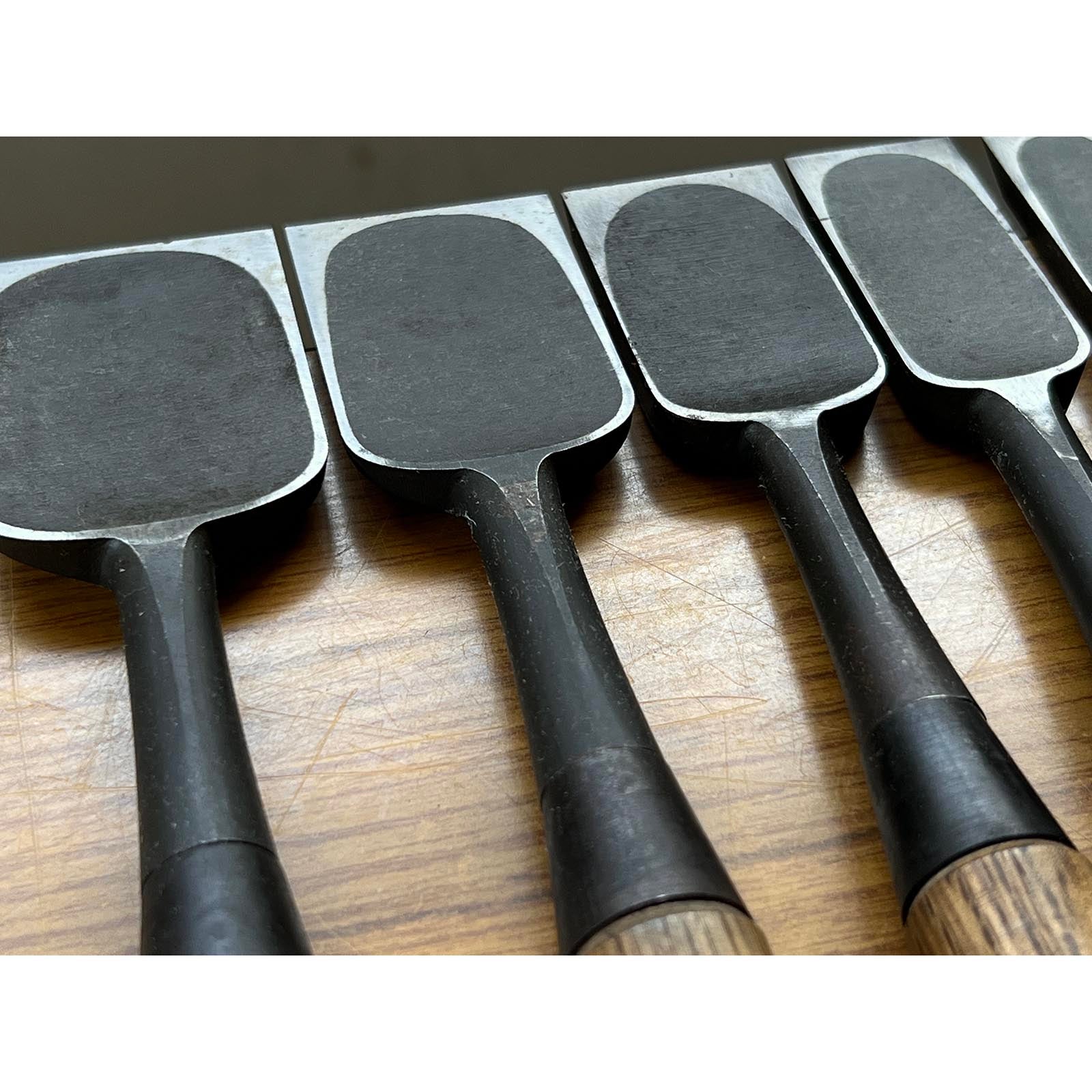 Lightly used Hidari Ichihiro Second Generation＆Kiyotada Kakuuchi Bench chisels set 中古 市弘&清忠 二代目左市弘山崎勇、嶋村幸三郎作 角打追入組鑿  Oirenomi