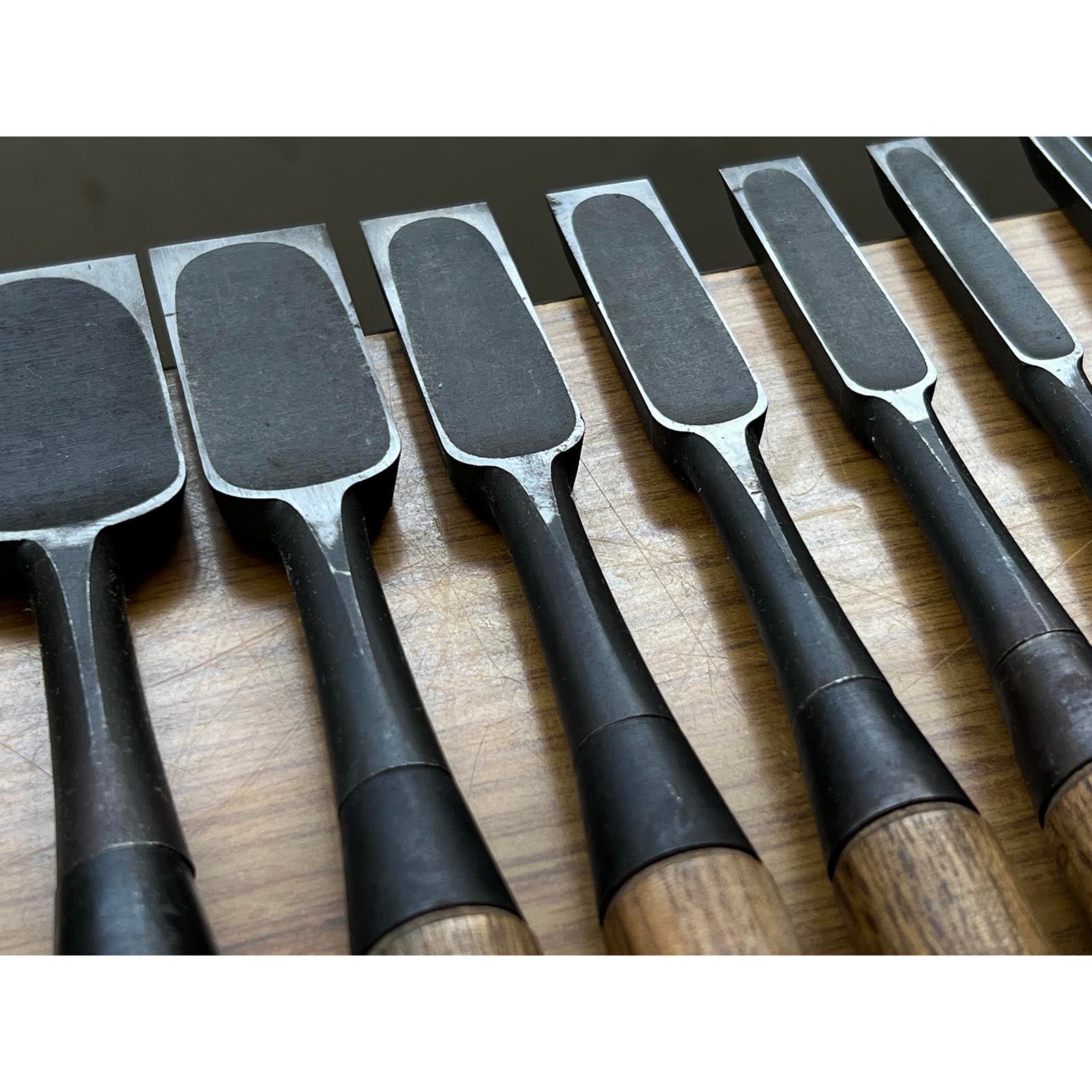 Lightly used Hidari Ichihiro Second Generation＆Kiyotada Kakuuchi Bench chisels set 中古 市弘&清忠 二代目左市弘山崎勇、嶋村幸三郎作 角打追入組鑿  Oirenomi