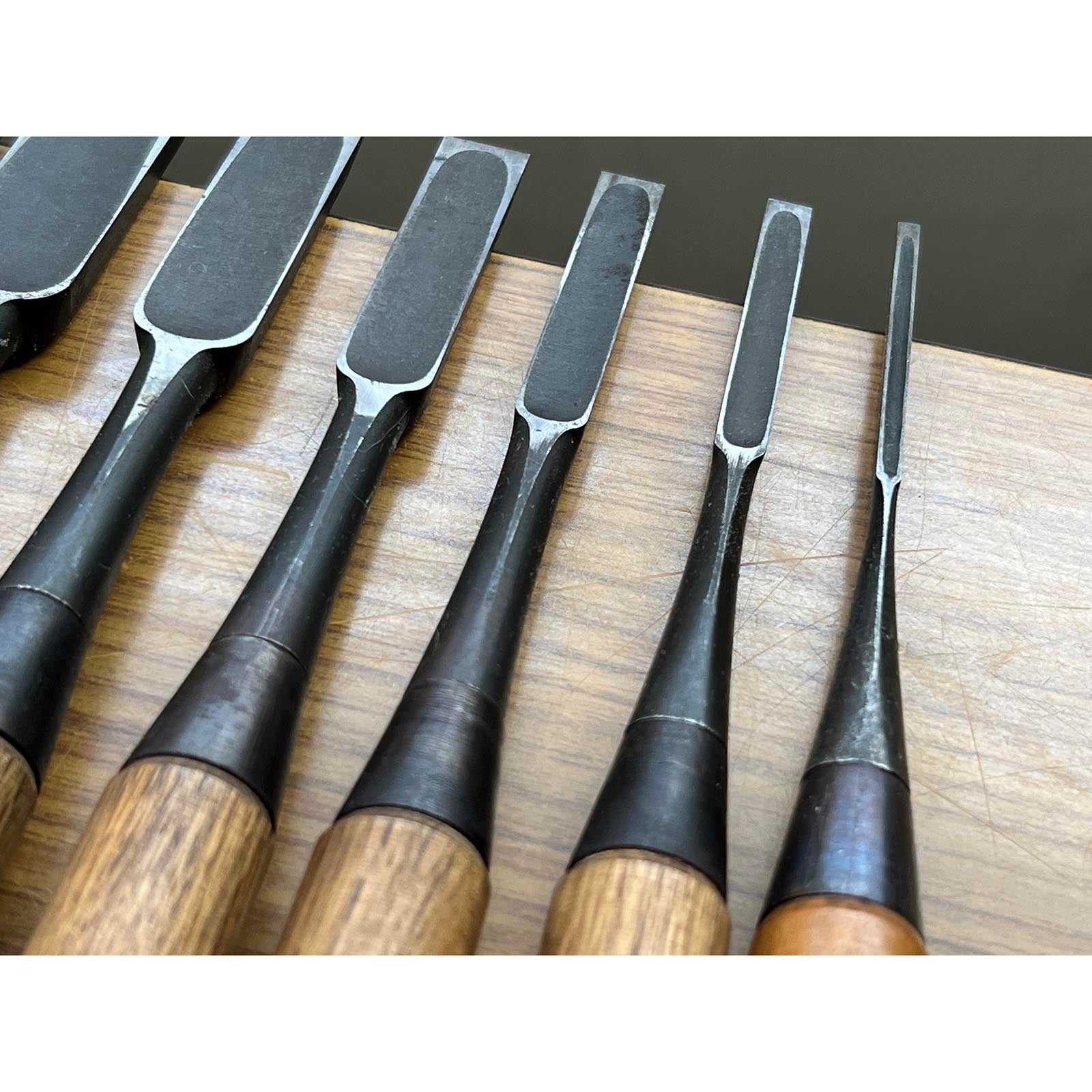 Lightly used Hidari Ichihiro Second Generation＆Kiyotada Kakuuchi Bench chisels set 中古 市弘&清忠 二代目左市弘山崎勇、嶋村幸三郎作 角打追入組鑿  Oirenomi