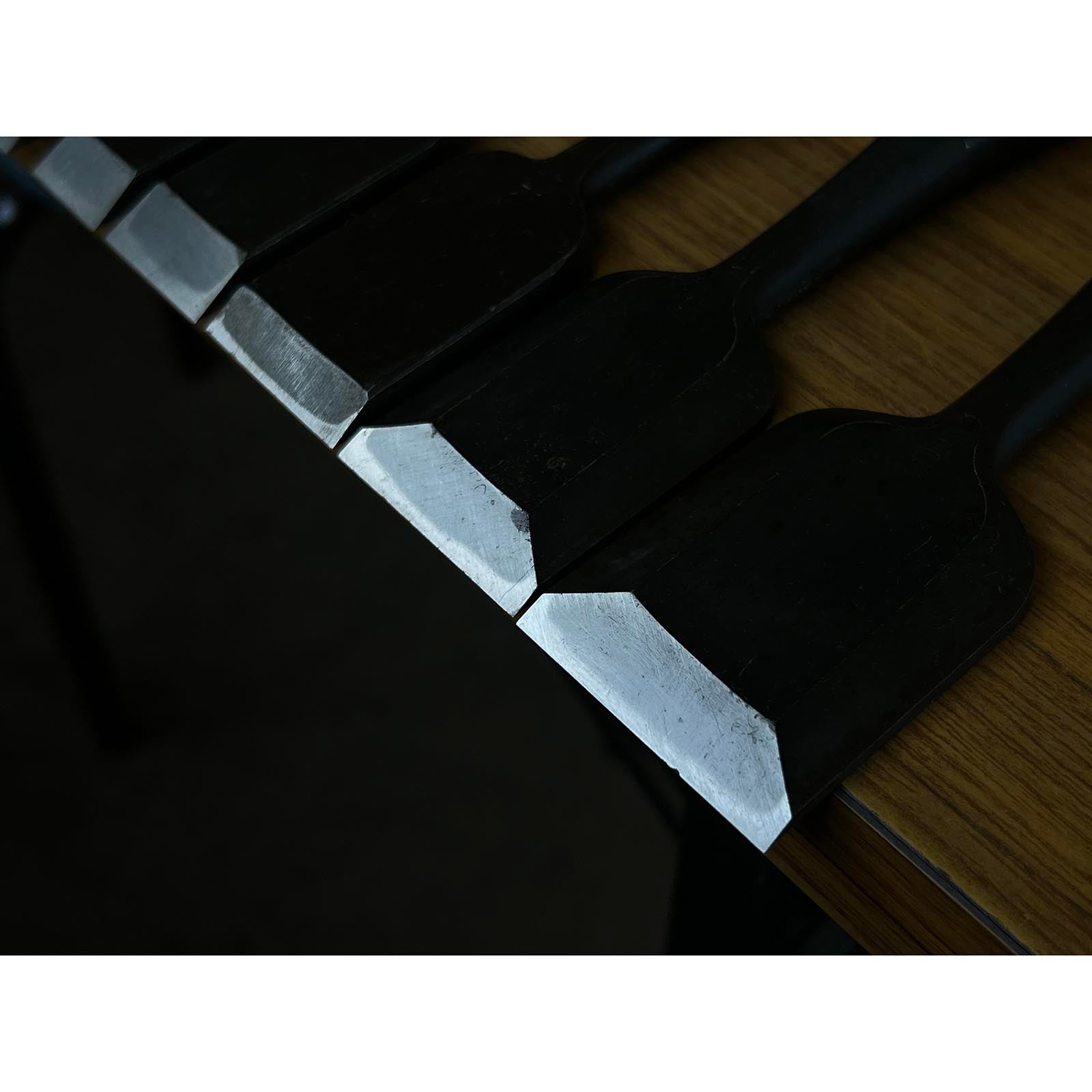 Lightly used Hidari Ichihiro Second Generation＆Kiyotada Kakuuchi Bench chisels set 中古 市弘&清忠 二代目左市弘山崎勇、嶋村幸三郎作 角打追入組鑿  Oirenomi