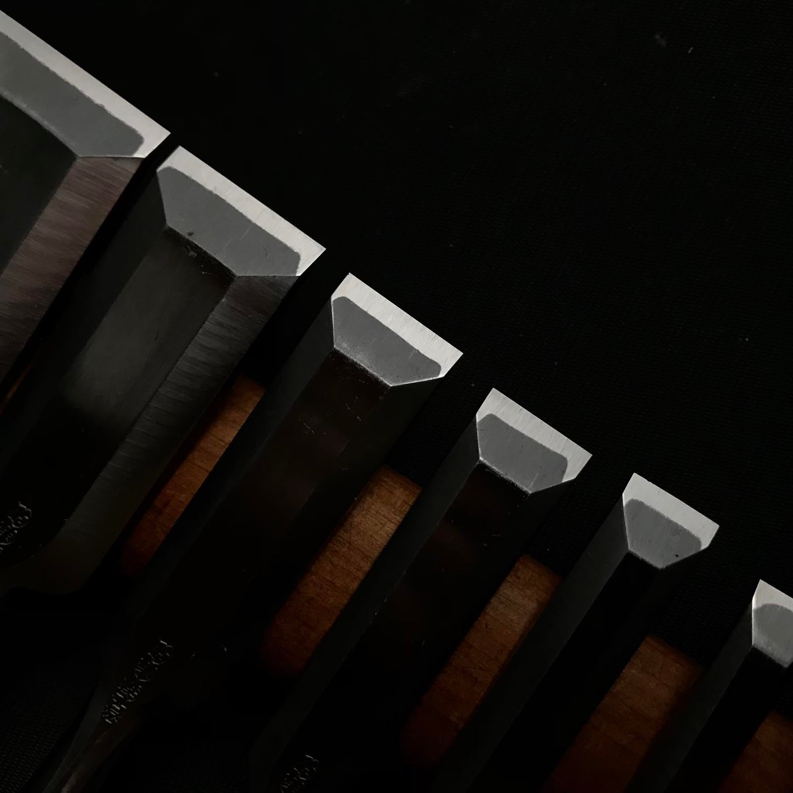 Old stock Toshihiro Bench chisels set by Sukemaru  掘出し物 寿弘 四代助丸問屋銘 碓氷淑郎 追入組鑿 桐箱付 Oirenomi