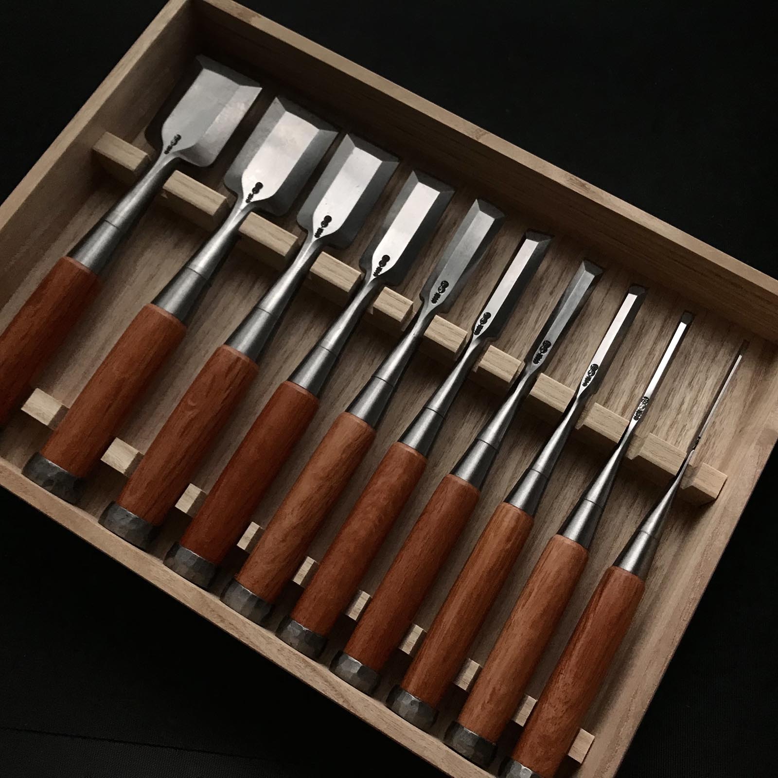 Old stock #2 Toshihiro Bench chisels set by Sukemaru 掘出し物 寿弘 四代助丸問屋銘 碓氷淑郎 磨き仕上追入組鑿 桐箱付 Oirenomi