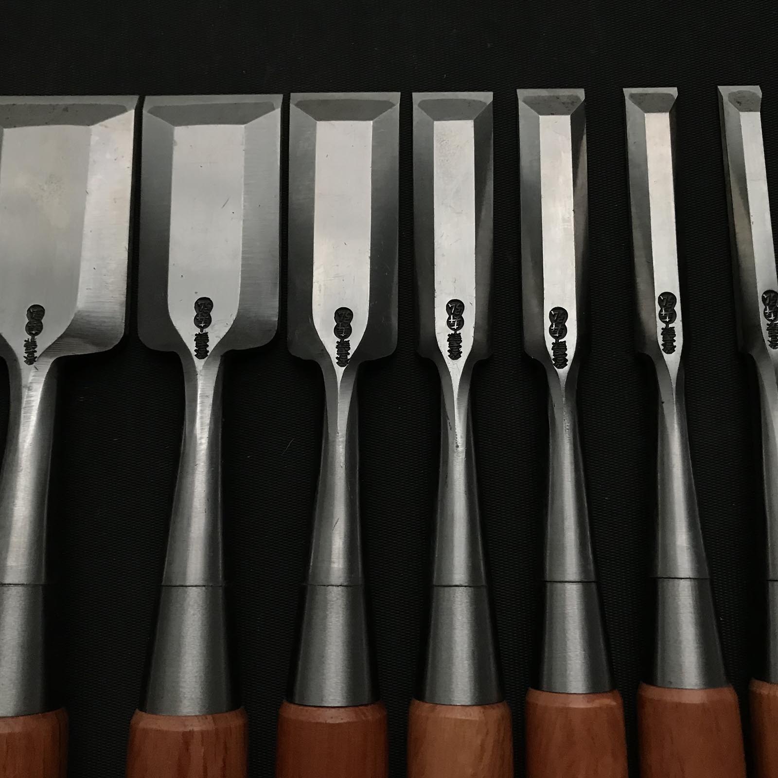 Old stock #2 Toshihiro Bench chisels set by Sukemaru 掘出し物 寿弘 四代助丸問屋銘 碓氷淑郎 磨き仕上追入組鑿 桐箱付 Oirenomi