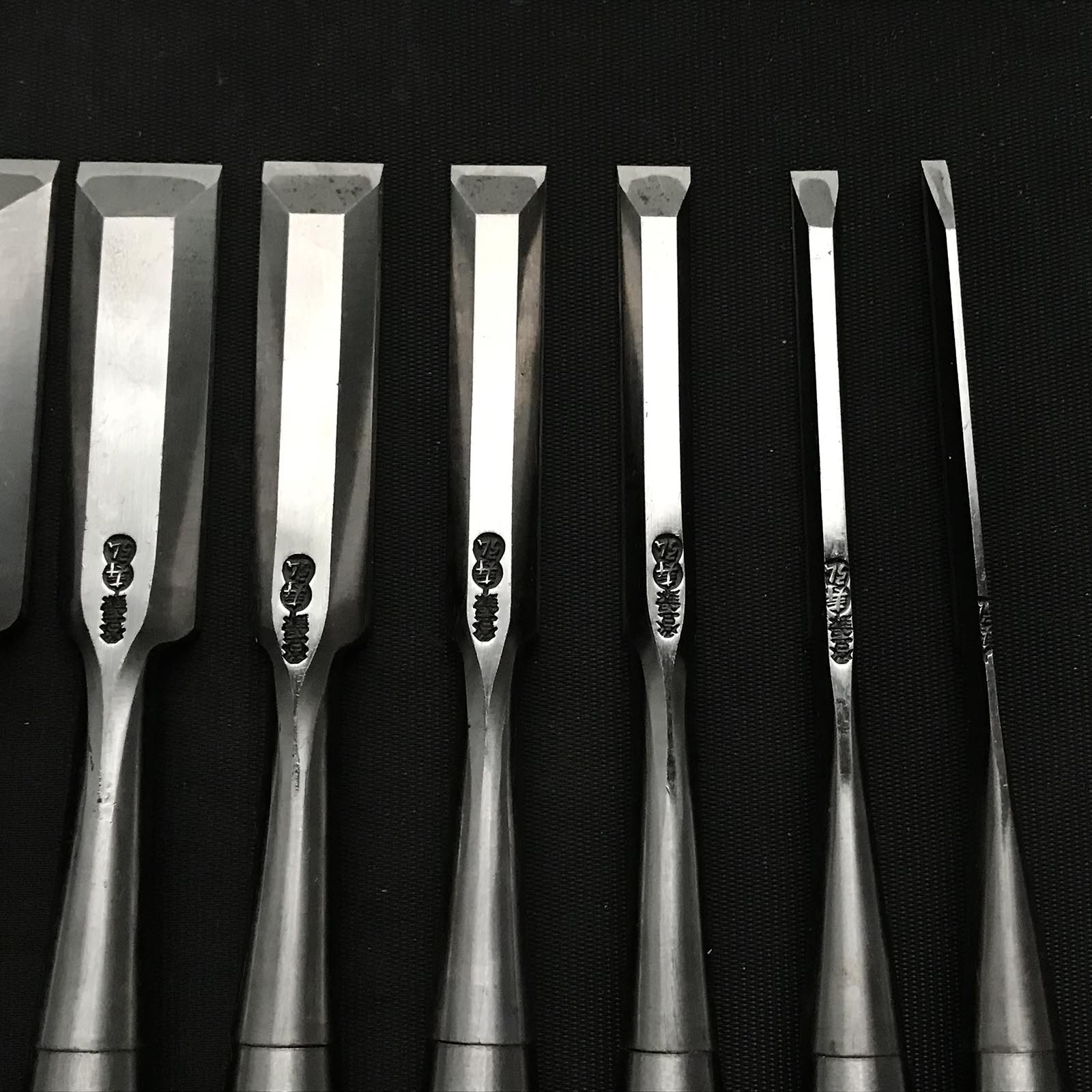 Old stock #2 Toshihiro Bench chisels set by Sukemaru 掘出し物 寿弘 四代助丸問屋銘 碓氷淑郎 磨き仕上追入組鑿 桐箱付 Oirenomi