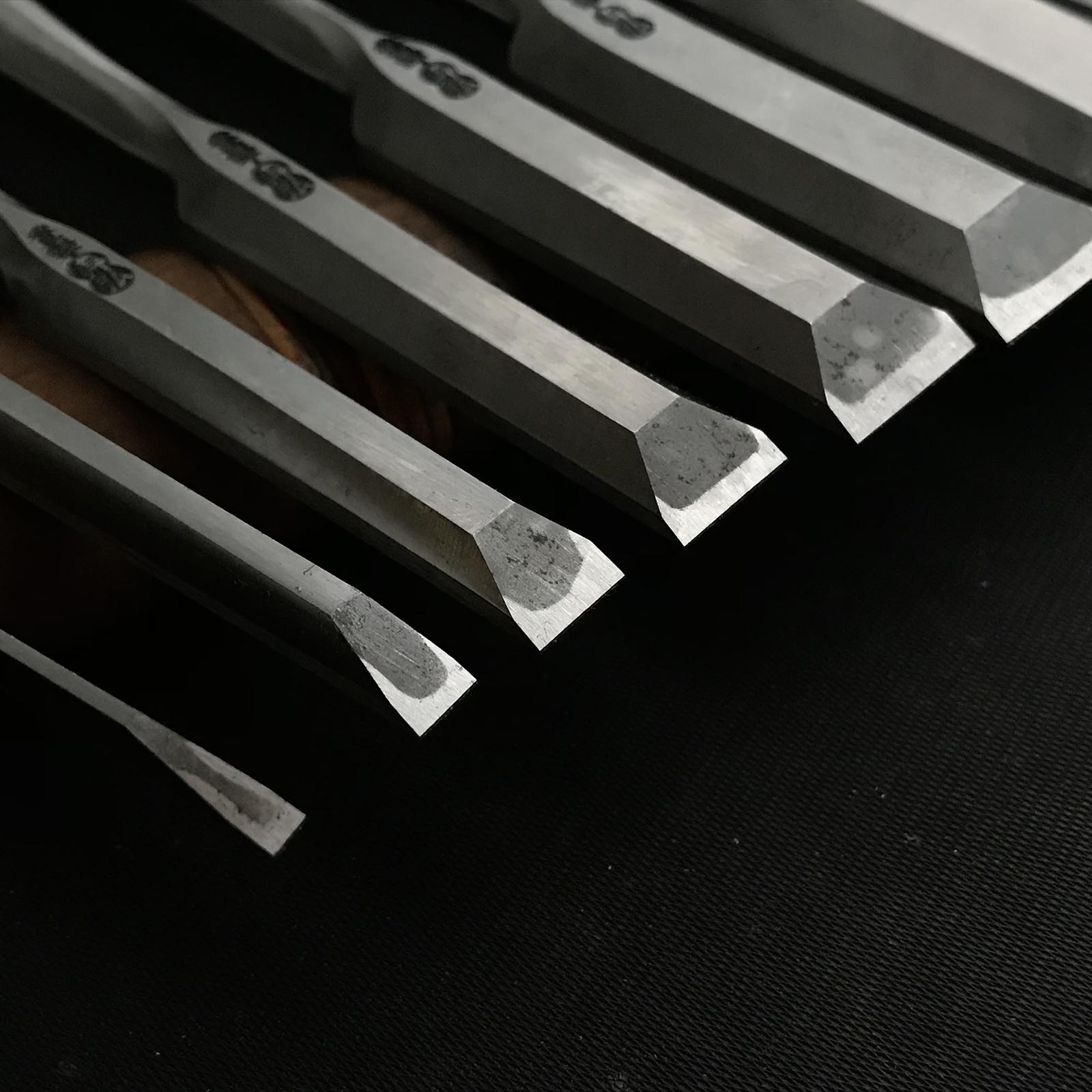 Old stock #2 Toshihiro Bench chisels set by Sukemaru 掘出し物 寿弘 四代助丸問屋銘 碓氷淑郎 磨き仕上追入組鑿 桐箱付 Oirenomi