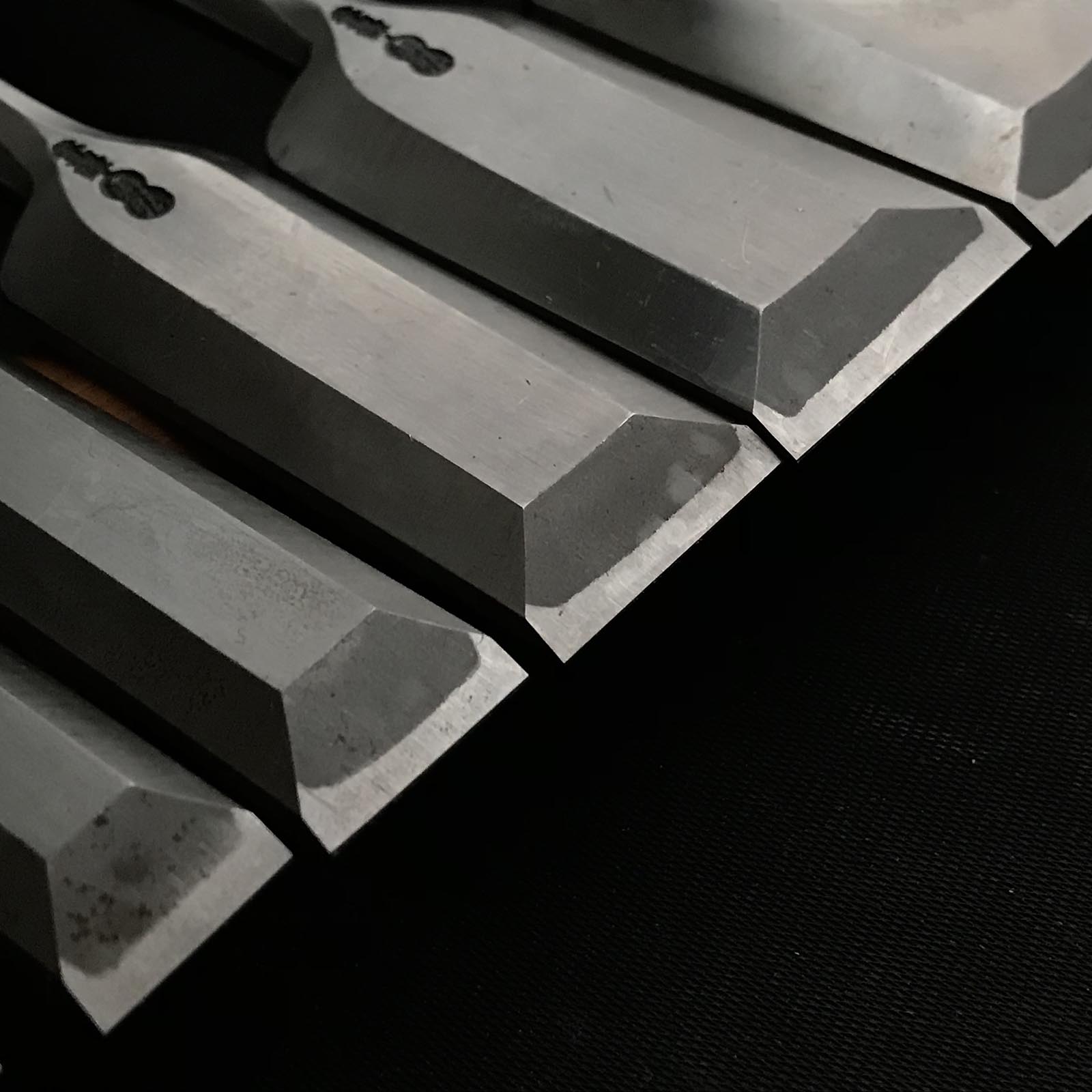 Old stock #2 Toshihiro Bench chisels set by Sukemaru 掘出し物 寿弘 四代助丸問屋銘 碓氷淑郎 磨き仕上追入組鑿 桐箱付 Oirenomi