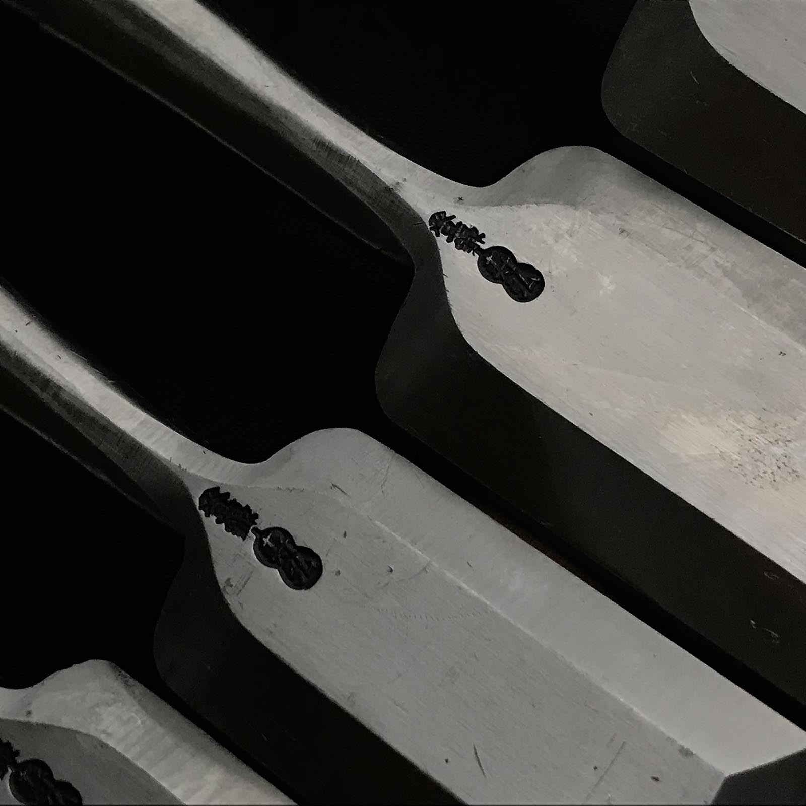 Old stock #2 Toshihiro Bench chisels set by Sukemaru 掘出し物 寿弘 四代助丸問屋銘 碓氷淑郎 磨き仕上追入組鑿 桐箱付 Oirenomi